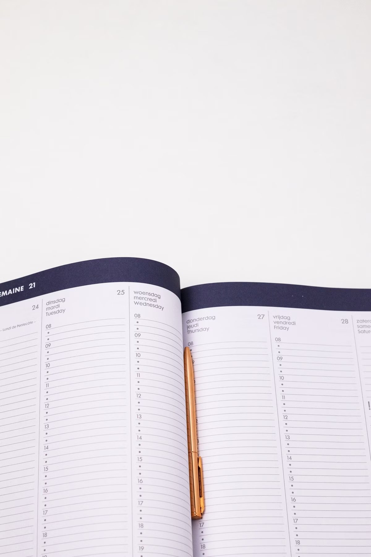 Geopende weekagenda met de dagen van de week